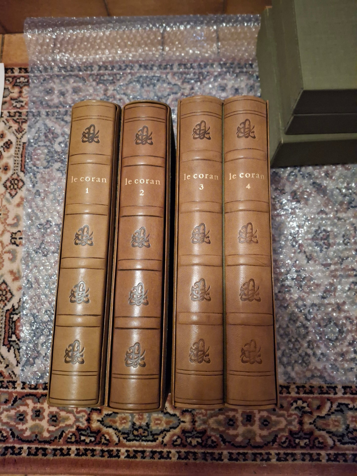 lot de 2 Corans - Manuscrit Ibn al-Bawwab Club du Livre 4 Vol illustrés par Zenderoudi